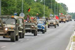 Parada na al. Niepodległości w czasie Zlotu Pojazdów Militarnych