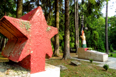 Cmentarz radziecki - w tle charakterystyczny pomnik z pepeszą