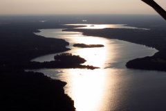 Fotografia jeziora Pile wykonana o zmierzchu z samolotu