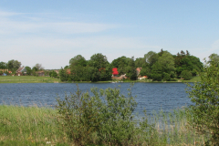Widok na jezioro i wieś Nobliny.